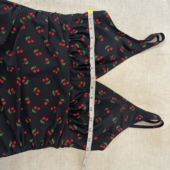 🍒Chic Black and Red One Piece Swimsuit for Stylish Swimming 🌴☀️ - Picture 6 of 14